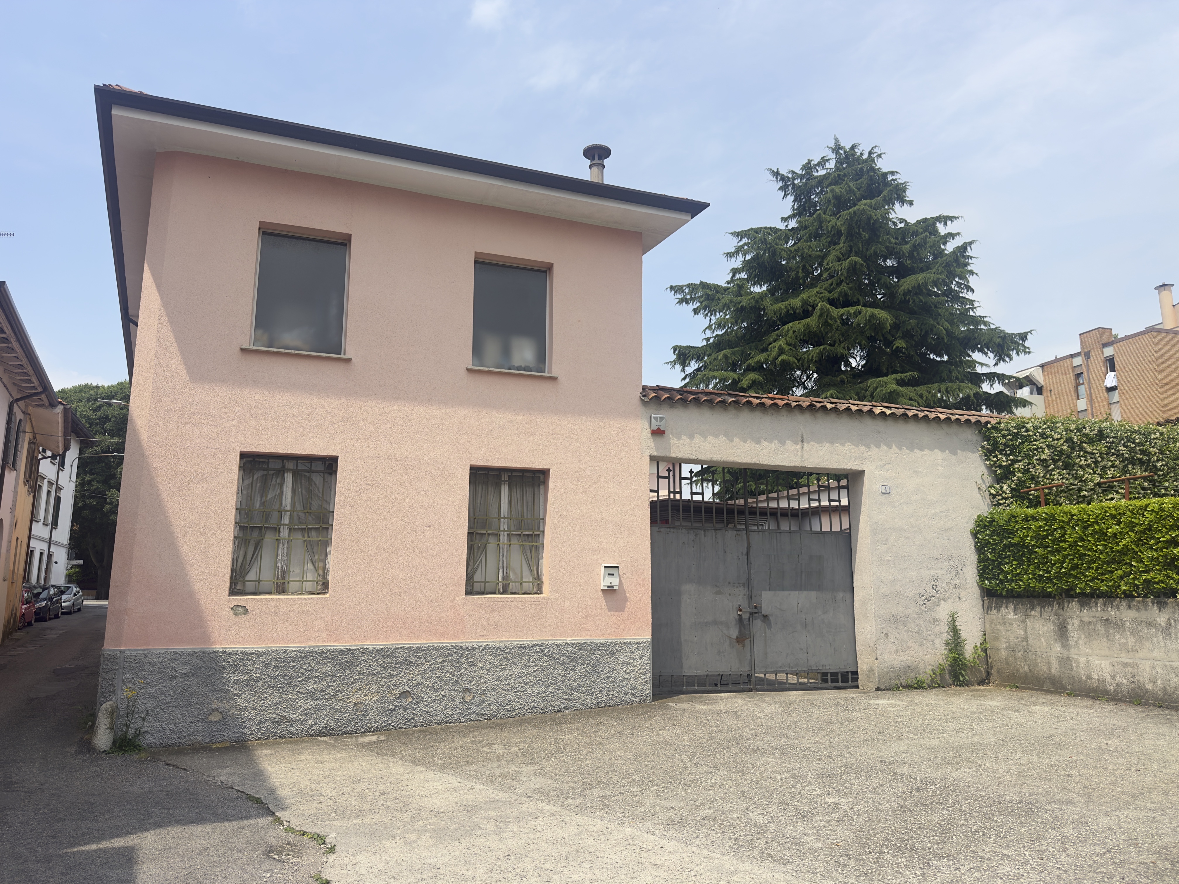 Immagine di Zona Planis - Tre unità immobiliari