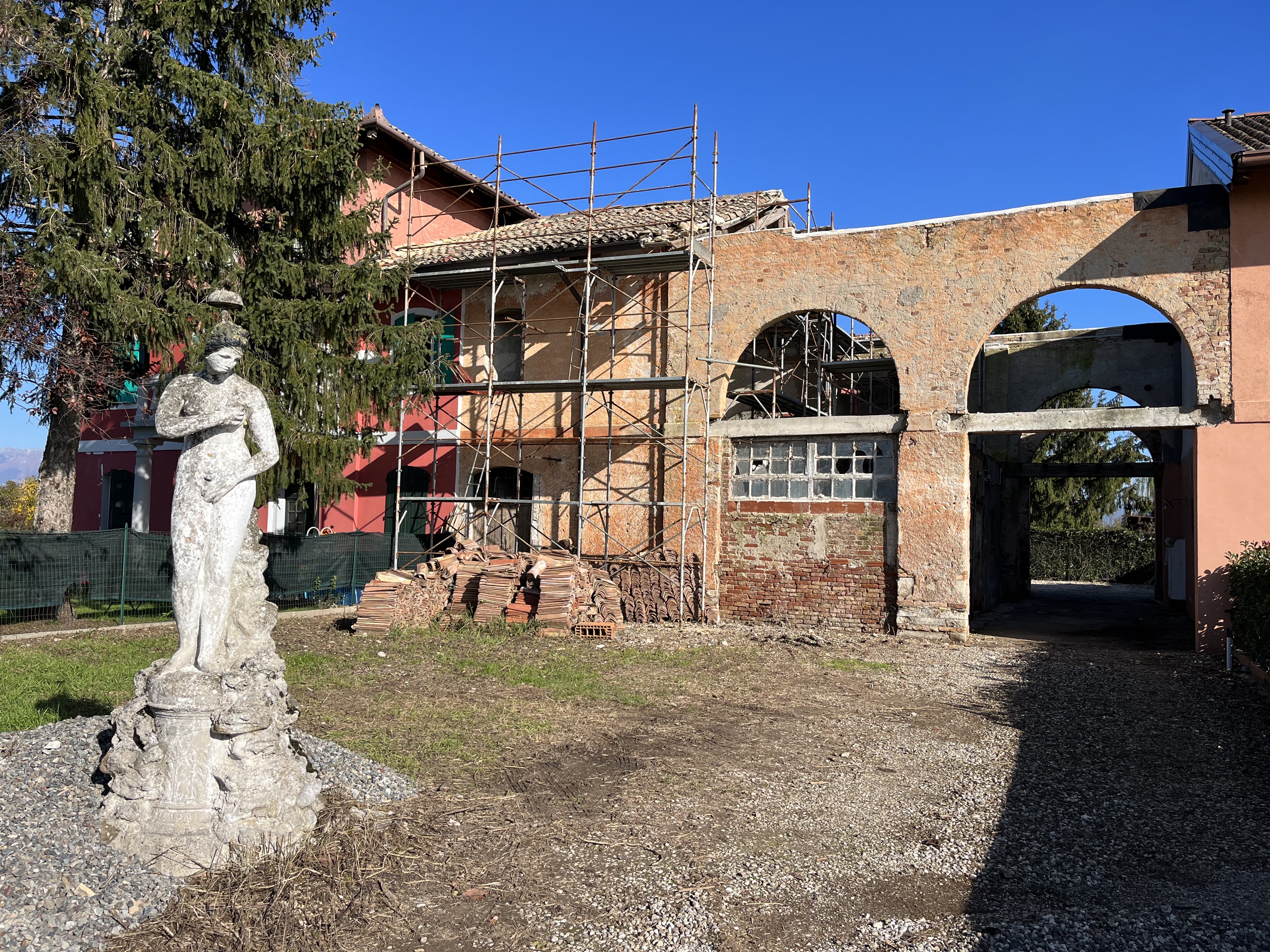 Immagine di Cubatura interessante con giardino e area esclusiva