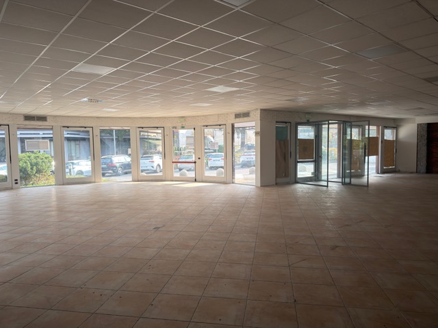 Media numero 4 di Tricesimo - Ampio Negozio Vetrinato