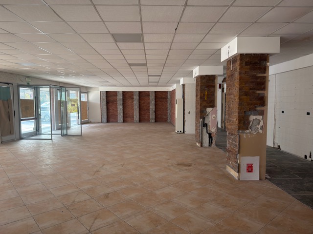 Media numero 3 di Tricesimo - Ampio Negozio Vetrinato