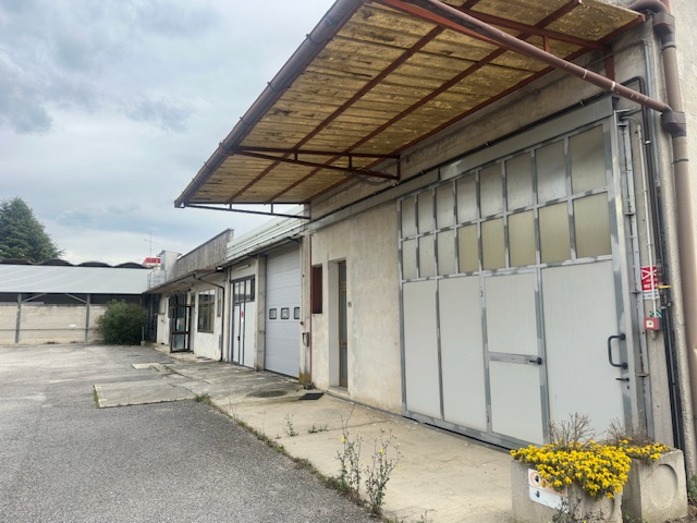 Media numero 14 di Capannoni con appartamento