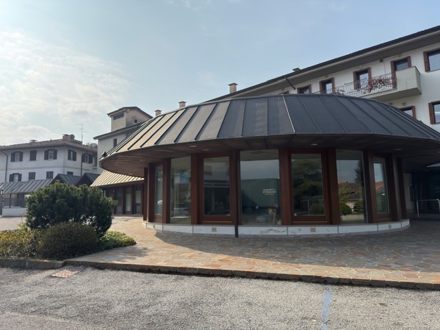 Media numero 2 di Tricesimo - Ampio Negozio Vetrinato