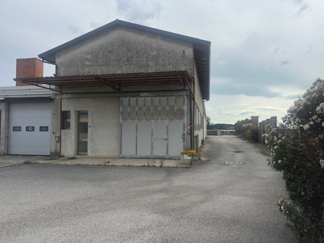 Media numero 2 di Capannoni con appartamento