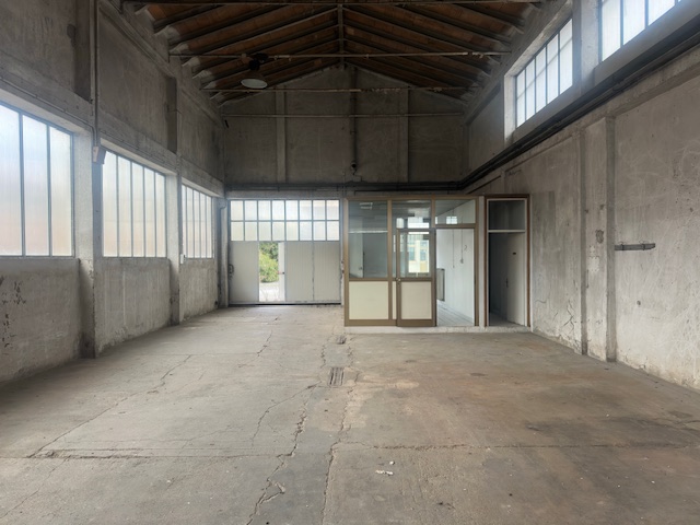 Media numero 7 di Capannoni con appartamento