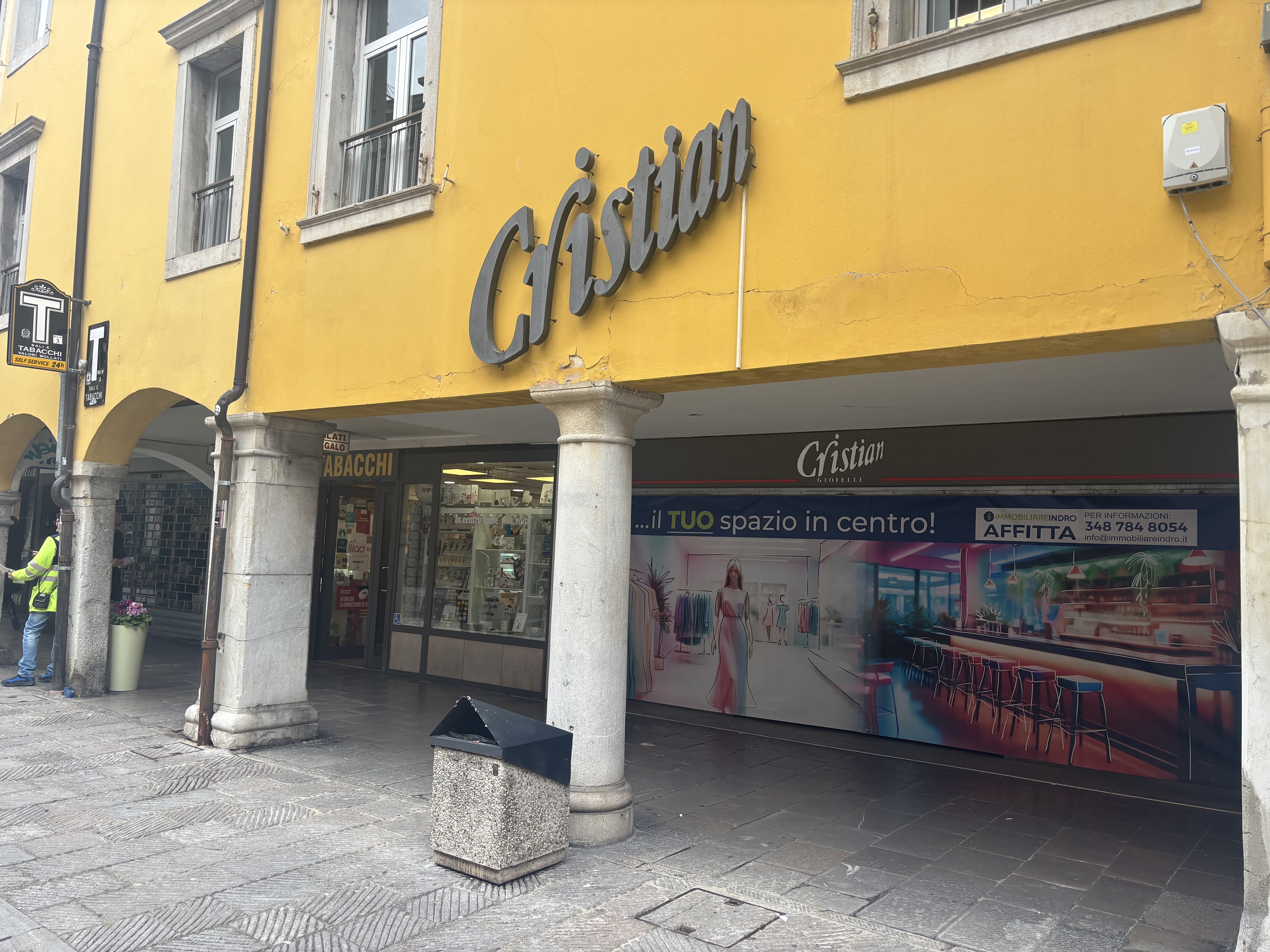 Media numero 7 di Via Mercatovecchio -  Negozio con doppio ingresso