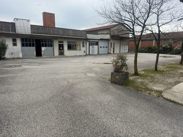 Media numero 24 di Capannoni con appartamento