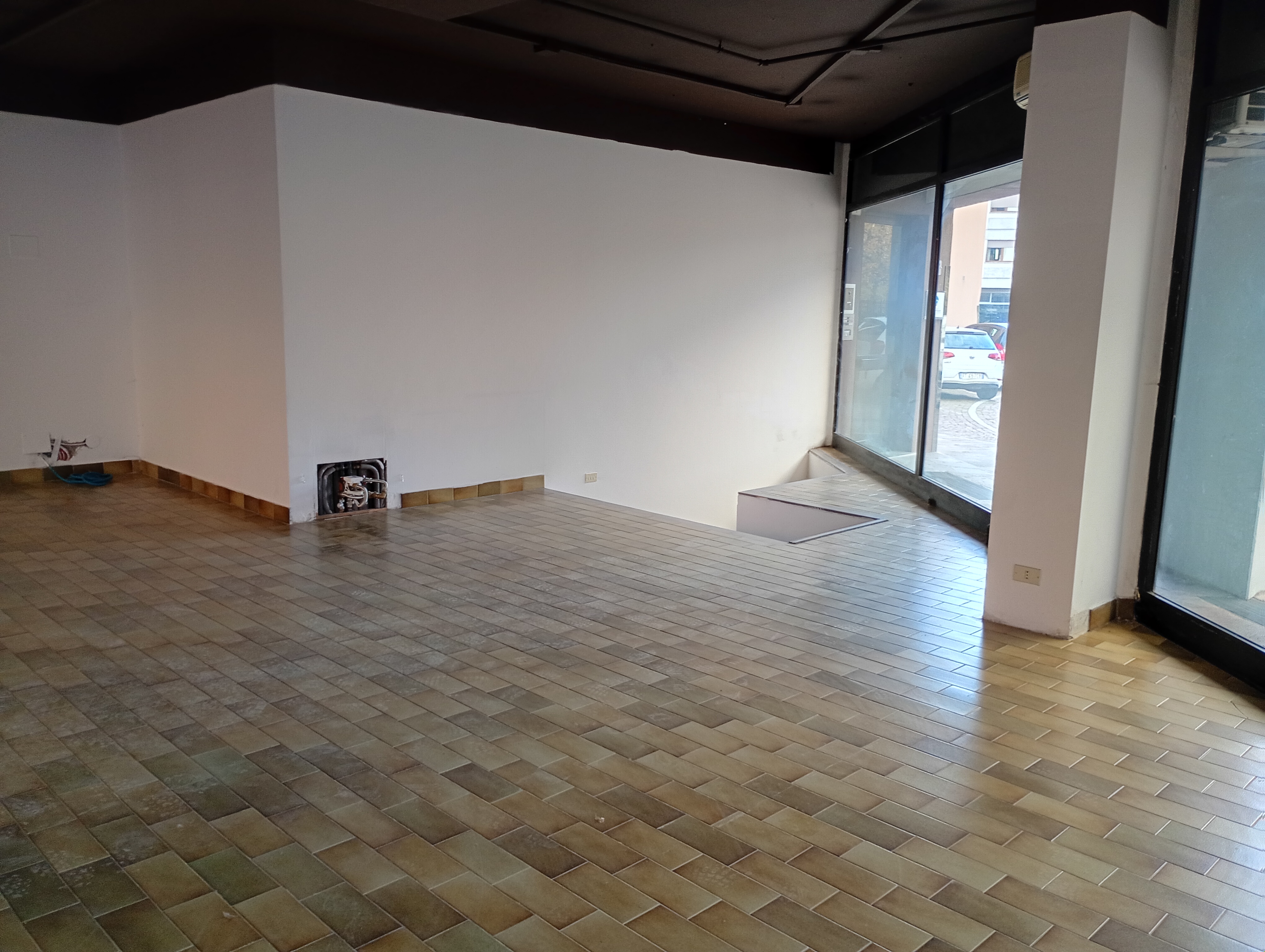 Immagine di Tricesimo - Negozio vetrinato